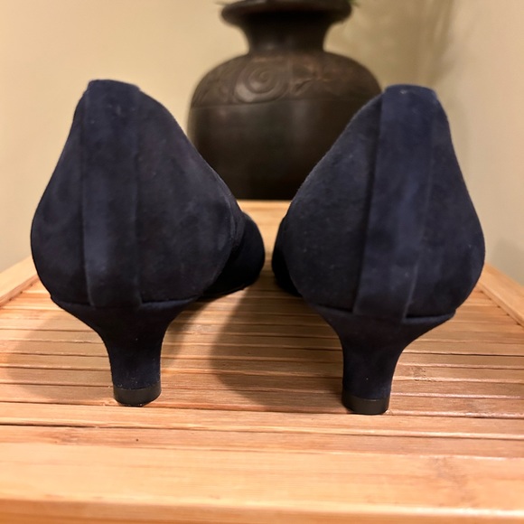 Stuart Weitzman kitten heels Navy Suede, black patent toe. Zipper detail. - Picture 3 of 5